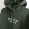 College mikina s vyšívaným nápisom MAMA EST 2024