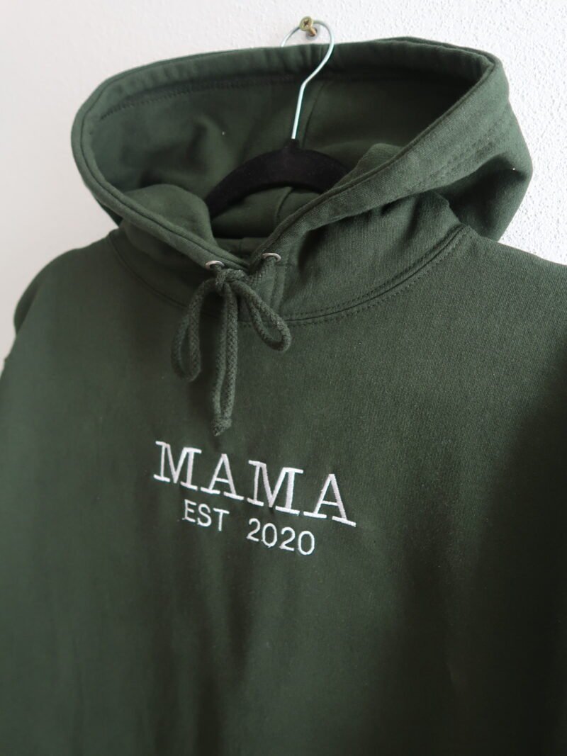 College mikina s vyšívaným nápisom MAMA EST 2024
