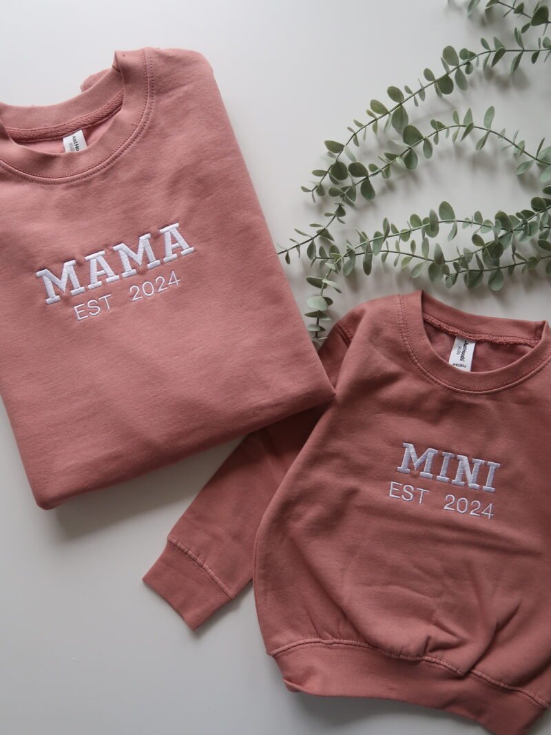 Set mikín s výšivkou MAMA a MINI EST 2024