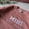 Set mikín s výšivkou MAMA a MINI EST 2024